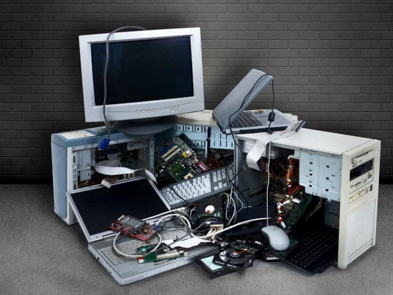 La basura electrónica afecta el medioambiente. / Shutterstock