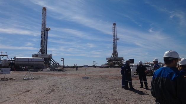 Dos torres de perforación en el yacimiento de Loma Campana, en Vaca Muerta, en la Cuenca Neuquina, en el suroeste de Argentina. Crédito: Fabiana Frayssinet/IPS